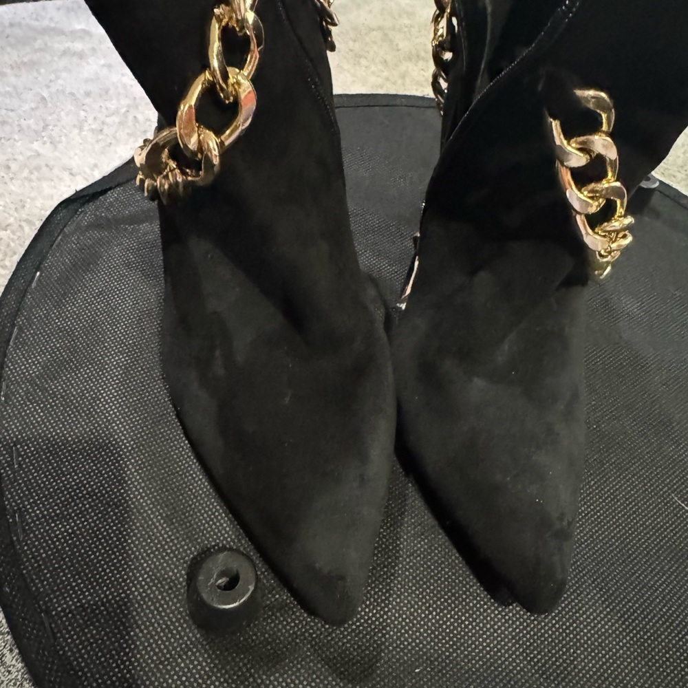 Chic Black and Gold Heeled Boots with Chunky Chain - Picture 11 of 13